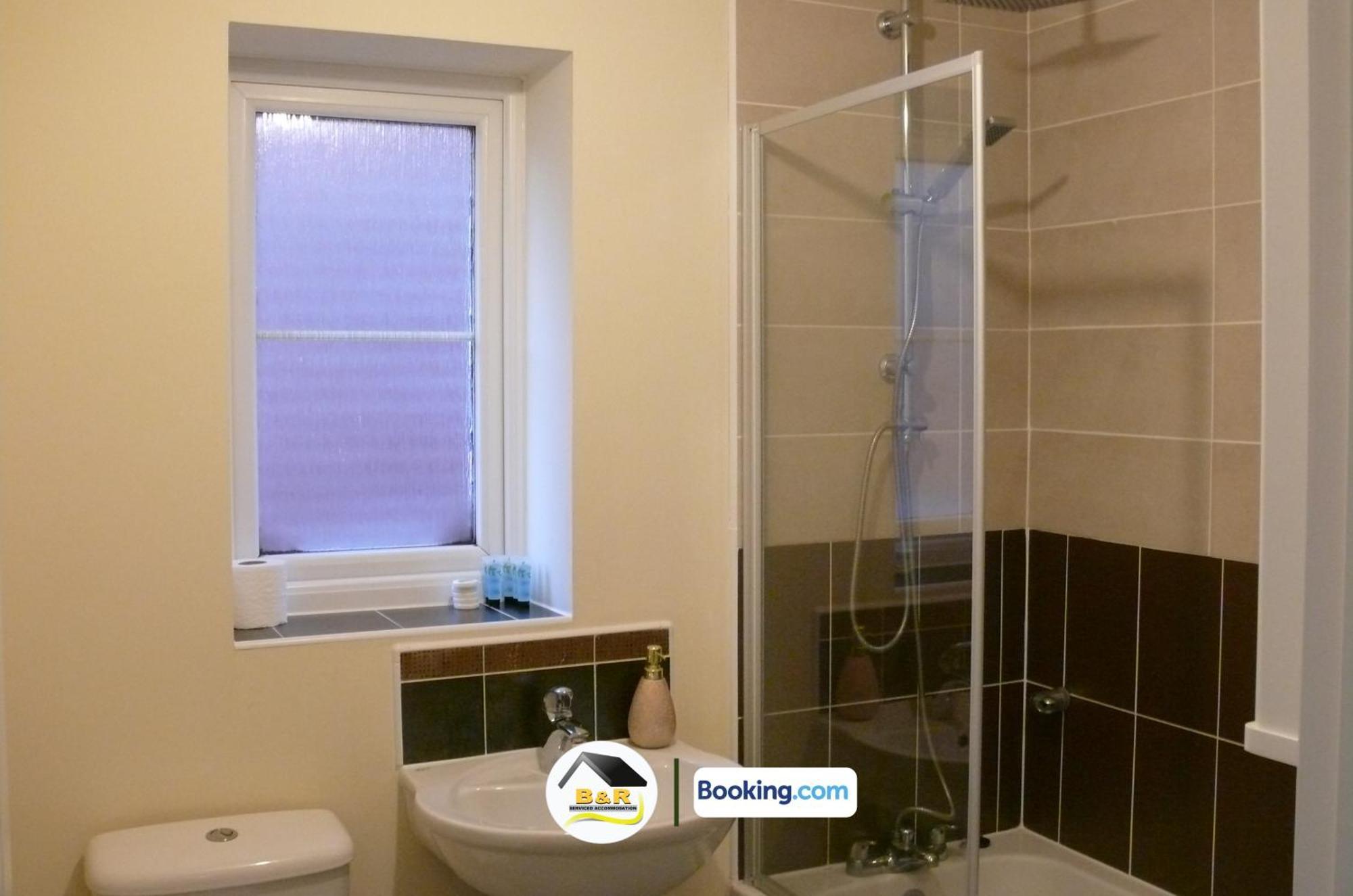 3 Bedroom House By B And R Serviced Accommodation Amesbury With Super Fast Wi-Fi 145Mbps Bagian luar foto