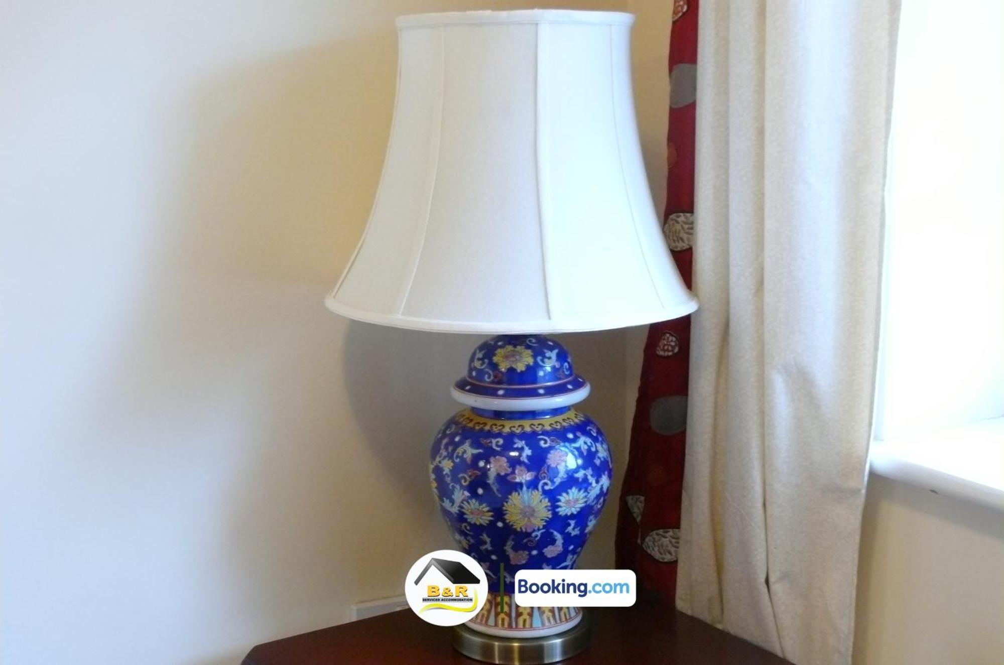 3 Bedroom House By B And R Serviced Accommodation Amesbury With Super Fast Wi-Fi 145Mbps Bagian luar foto