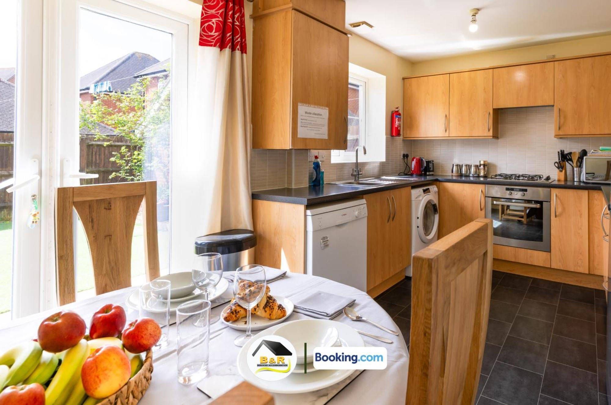 3 Bedroom House By B And R Serviced Accommodation Amesbury With Super Fast Wi-Fi 145Mbps Bagian luar foto